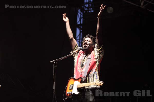 BLOC PARTY - 2009-08-28 - SAINT CLOUD - Domaine National - Scene de la Cascade - Rowland Kelechukwu Okereke